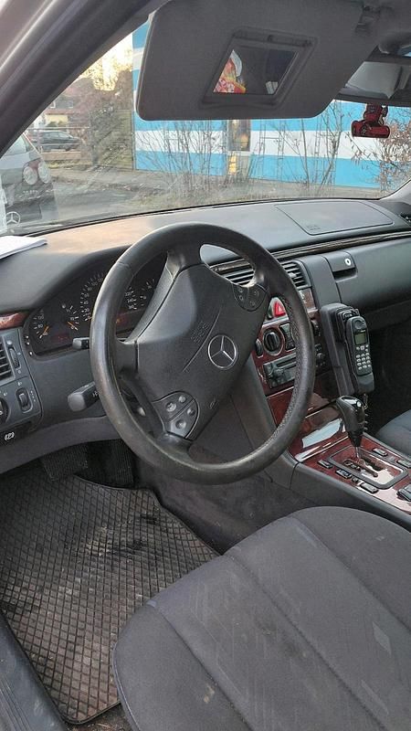 Gebraucht Mercedes E220 143 PS (105 kW) 2001 Silber Limousine