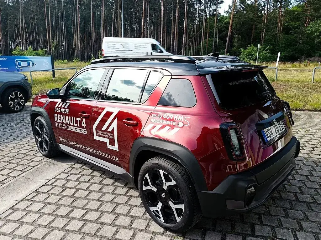 Gebraucht Renault 4 E-Tech Komfort 77 kW (106 PS) 2026 Rot SUV