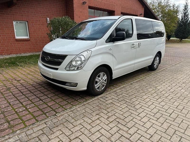 Weiß Gebraucht 2009 Hyundai H-1 Van / Kleinbus | 4.300 € (Superpreis) - Bild 1/4