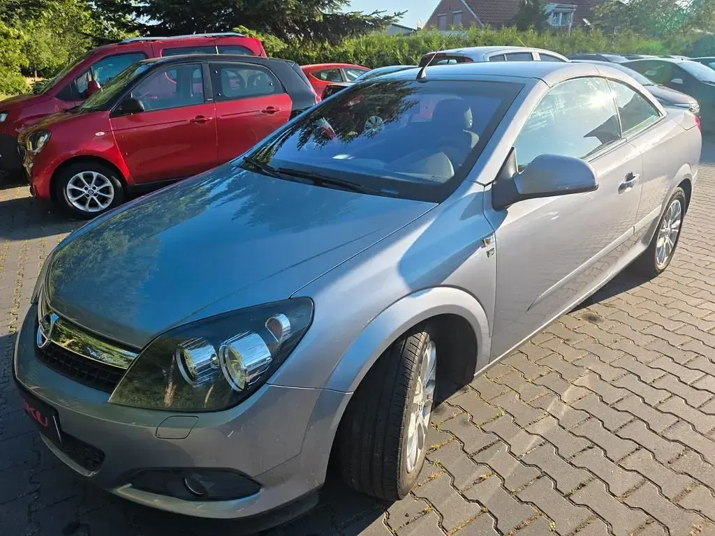 Gebraucht Opel Astra Edition 116 PS (85 kW) 2010 Silber Cabrio