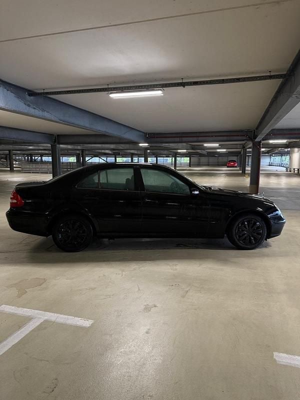 Schwarz Gebraucht 2002 Mercedes E220 Limousine | 4.500 € (Fairer Preis) - Bild 1/4