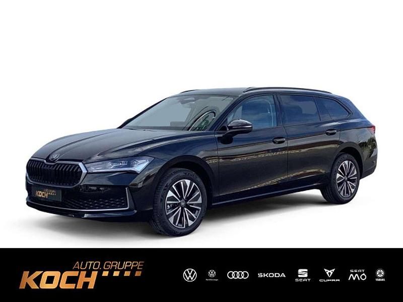 Neu Skoda Superb Selection 150 PS (110 kW) 2025 Ebony schwarz metallic Kombi