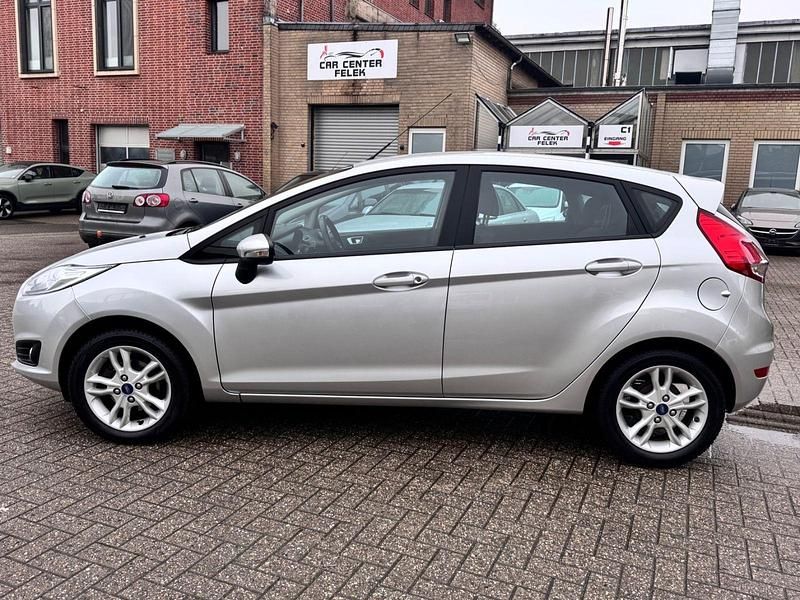 Gebraucht Ford Fiesta Celebration 80 PS (58 kW) 2016 Silber Kleinwagen