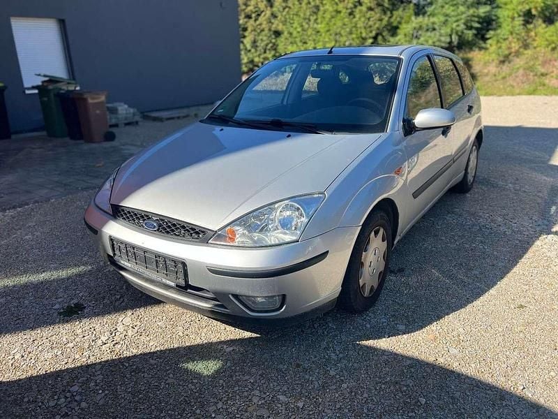 Silber Gebraucht 2002 Ford Focus Trend Limousine | 350 € (Superpreis) - Bild 1/4
