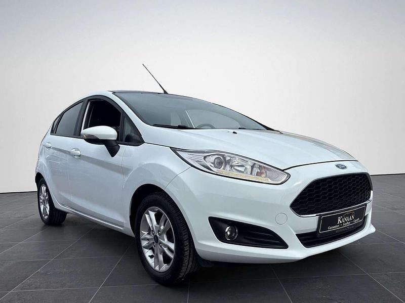 Gebraucht Ford Fiesta Celebration 80 PS (58 kW) 2017 Weiß Kleinwagen