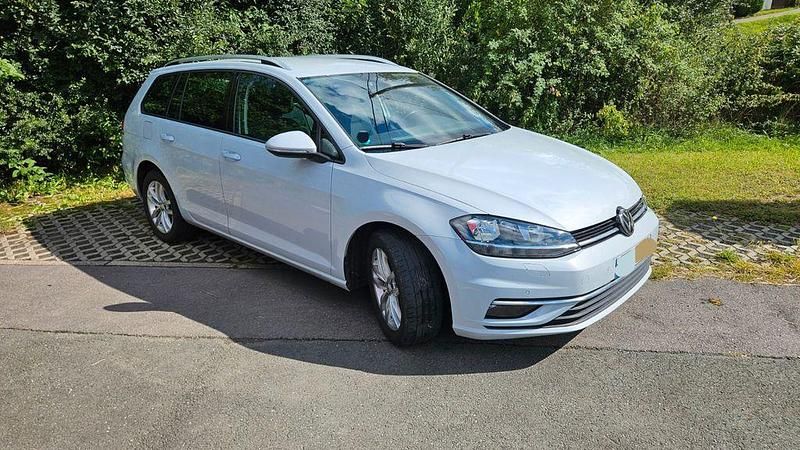 Weiß Gebraucht 2017 VW Golf VII Sound Kombi | 13.900 € (Fairer Preis) - Bild 1/4