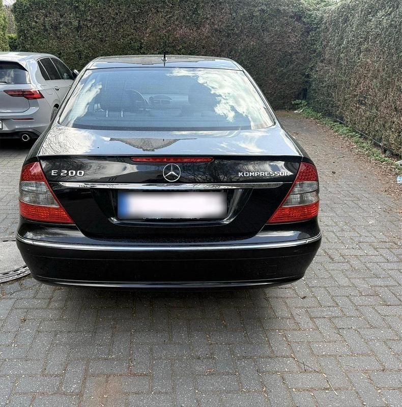 Gebraucht Mercedes E200 194 PS (142 kW) 2007 Schwarz Limousine