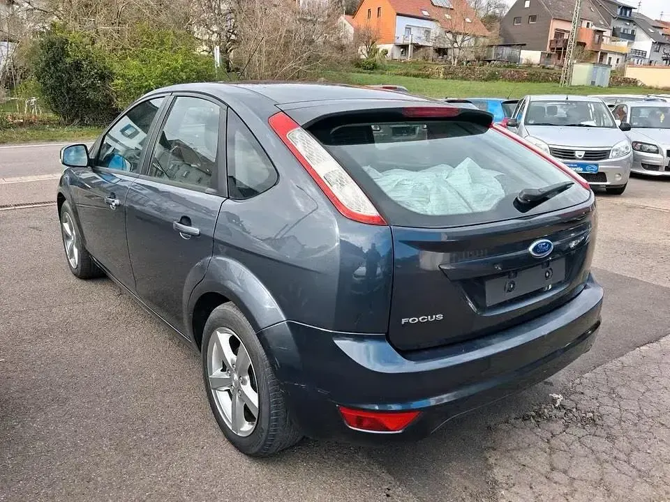 Gebraucht Ford Focus Trend 101 PS (74 kW) 2010 Grau Limousine