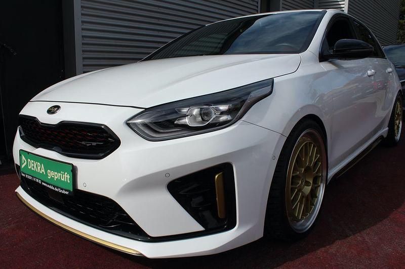 Deluxe white Gebraucht 2021 Kia Ceed GT Limousine | 23.979 € (Fairer Preis) - Bild 1/4