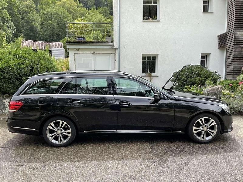 Schwarz Gebraucht 2015 Mercedes E220 Kombi | 12.800 € (Fairer Preis) - Bild 1/4