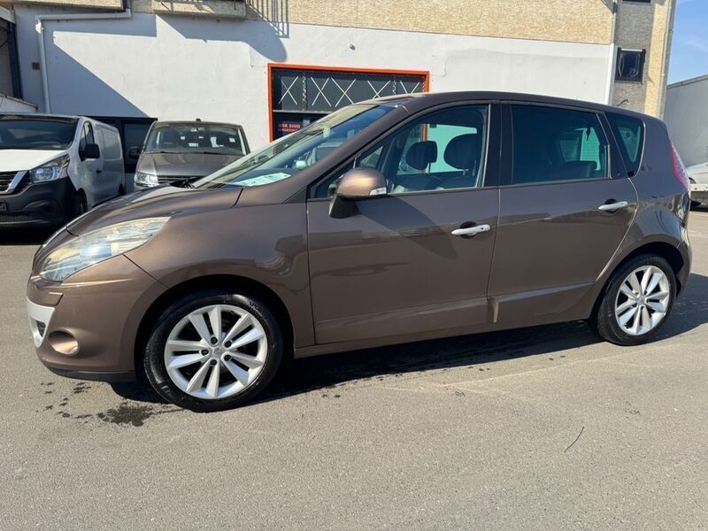 Braun Gebraucht 2010 Renault Scénic III Luxe Van / Kleinbus | 5.999 € (Fairer Preis) - Bild 1/4