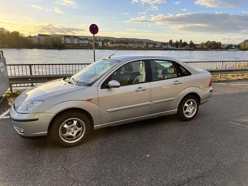 Silber Gebraucht 2004 Ford Focus Limousine | 2.385 € (Etwas zu teuer) - Bild 1/4