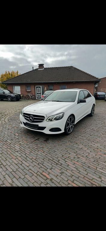 Weiß Gebraucht 2016 Mercedes E220 Elegance Limousine | 15.999 € (Superpreis) - Bild 1/4