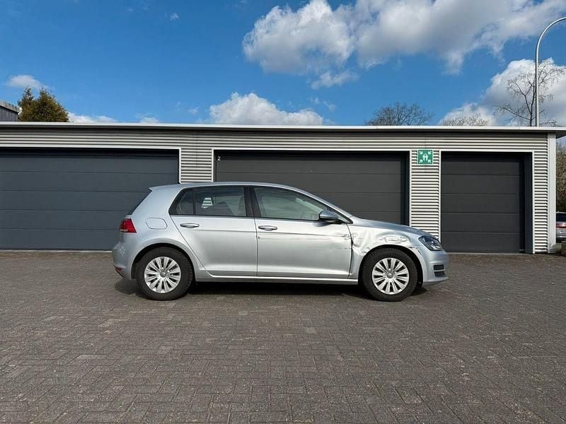 Gebraucht VW Golf VII Trendline 110 PS (80 kW) 2016 Silber Limousine
