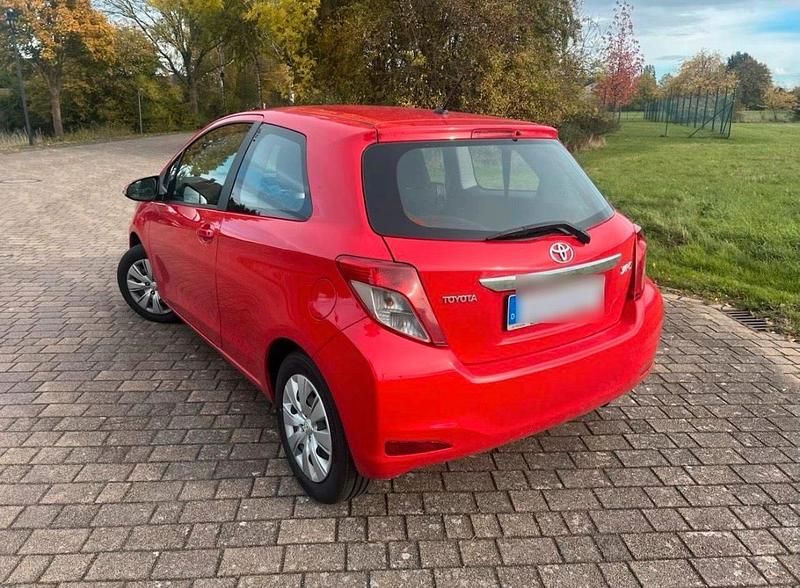Gebraucht Toyota Yaris 69 PS (50 kW) 2012 Rot Kleinwagen