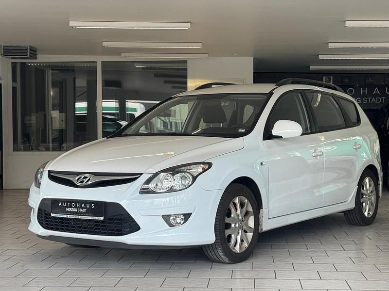 Schwarz Gebraucht 2012 Hyundai i30 Kombi | 349 € - Bild 1/4