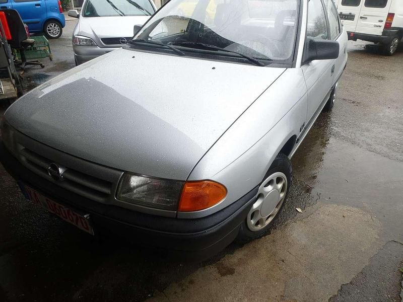 Gebraucht Opel Astra 75 PS (55 kW) 1993 Silber Limousine