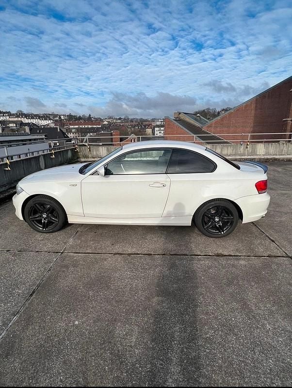 Weiß Gebraucht 2011 BMW 120 Coupé Coupé | 4.000 € (Superpreis) - Bild 1/4