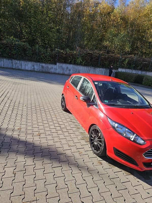 Rot Gebraucht 2015 Ford Fiesta Kleinwagen | 5.300 € (Fairer Preis) - Bild 1/4