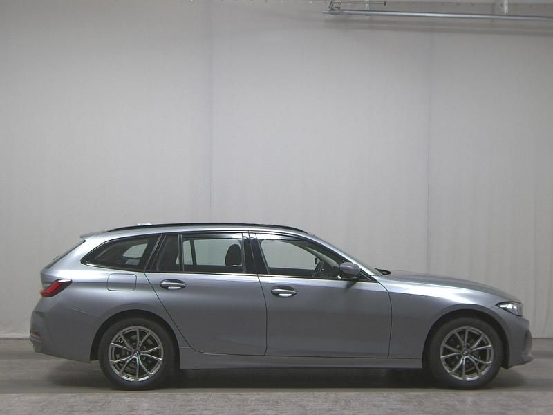 Grau Gebraucht 2022 BMW 320 Shadowline Kombi | 25.280 € (Superpreis) - Bild 1/4