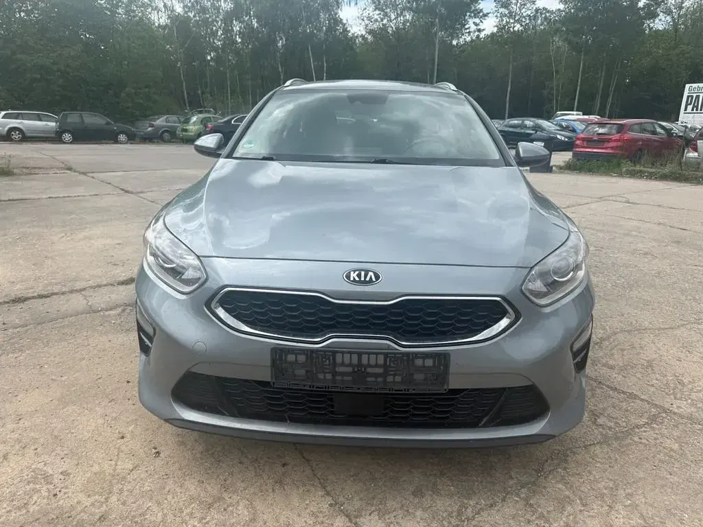 Usado Kia Ceed 136 CV (100 kW) 2019 Plateado Utilitario