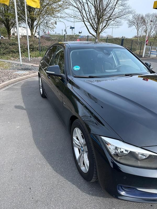 Gebraucht BMW 320 Sport Line 184 PS (135 kW) 2014 Schwarz Limousine