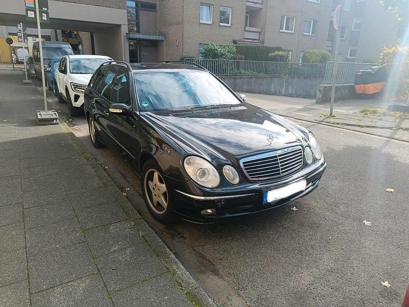 Schwarz Gebraucht 2004 Mercedes E320 Avantgarde Kombi | 3.900 € (Fairer Preis) - Bild 1/4