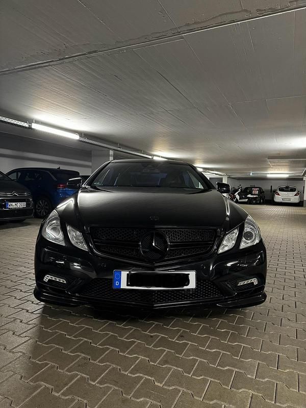 Schwarz Gebraucht 2010 Mercedes E250 Coupé | 12.800 € (Teuer) - Bild 1/4