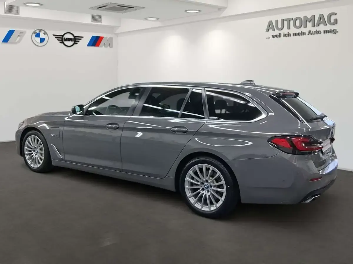 Gebraucht BMW 530e Sport Line 292 PS (214 kW) 2022 Berninagrau bernsteineffekt Kombi
