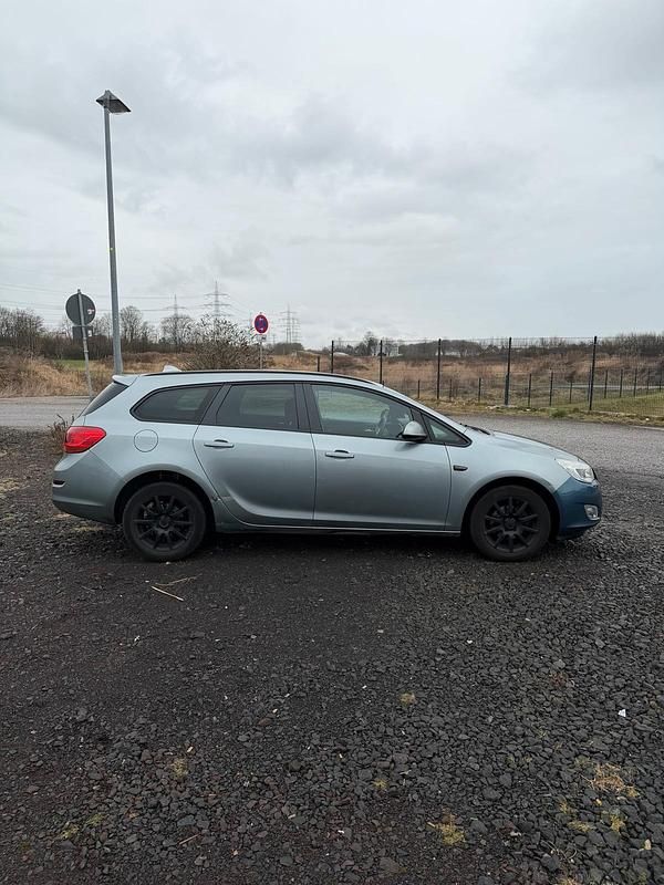 Gebraucht Opel Astra Edition 116 PS (85 kW) 2011 Grau Kombi