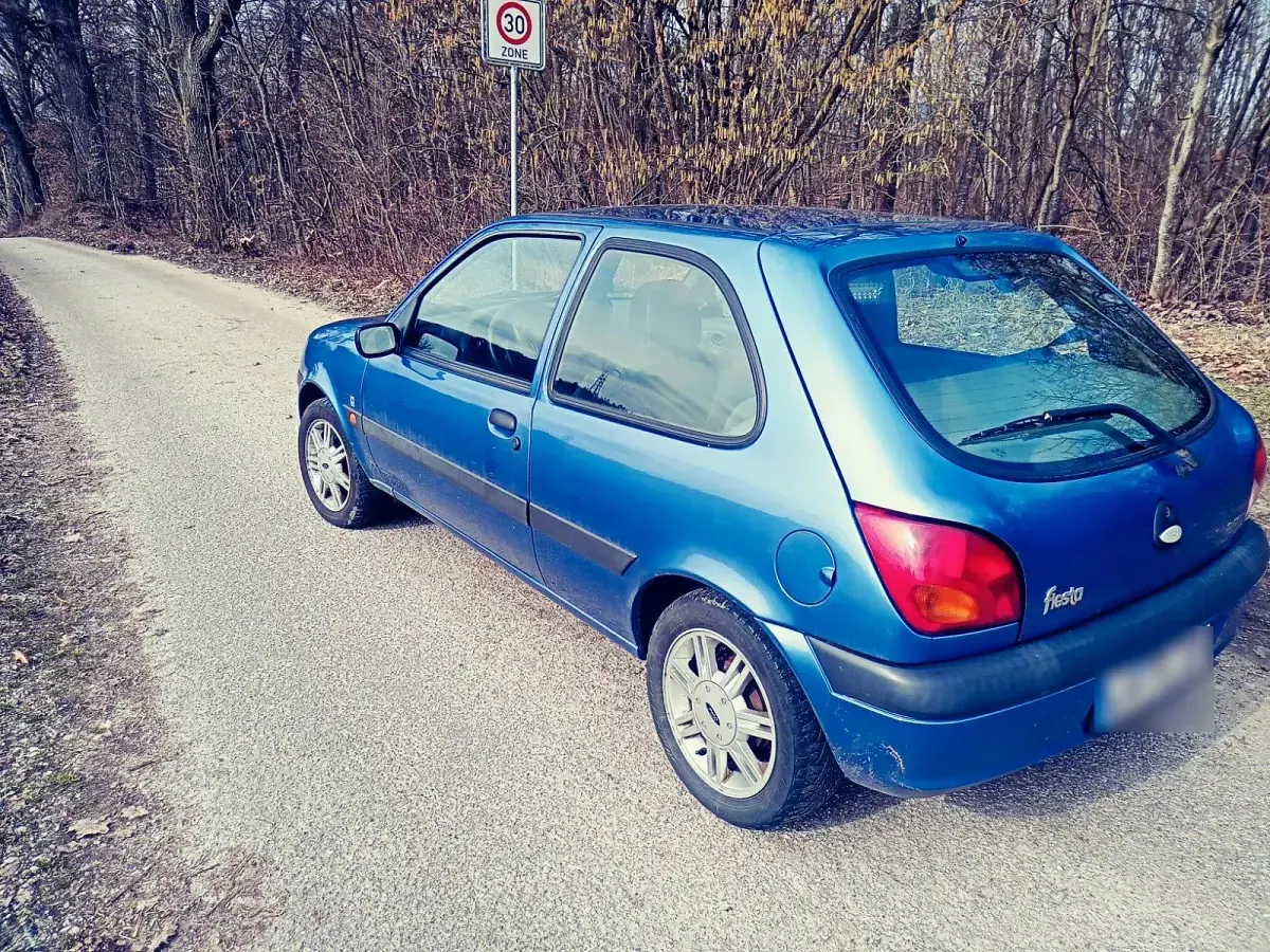 Second-hand Ford Fiesta 60 CP (44 kW) 2000 Albastru Hatchback