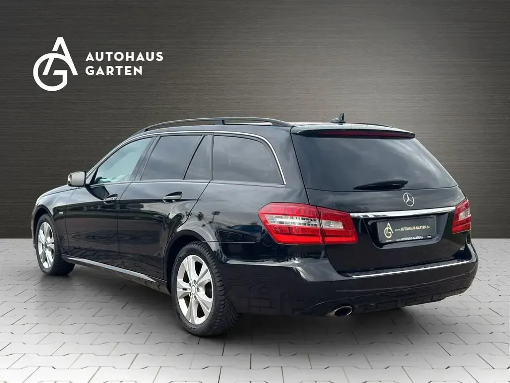 Second-hand Mercedes E200 184 CP (135 kW) 2010 Negru Berlinǎ