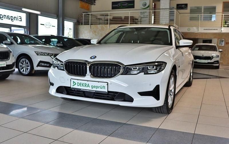 Weiß Gebraucht 2022 BMW 330e Advantage Kombi | 25.980 € (Superpreis) - Bild 1/4