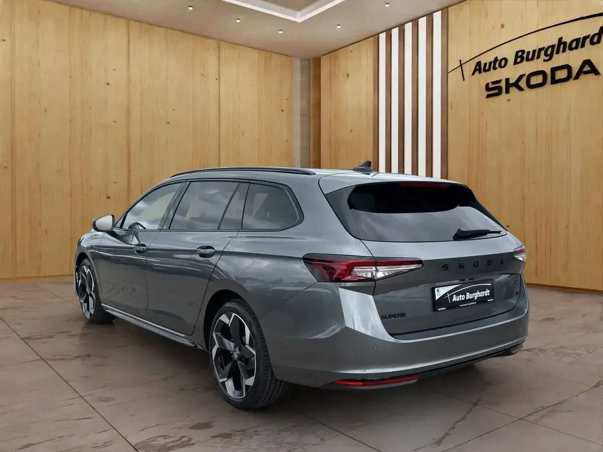 Neu Skoda Superb SportLine 150 PS (110 kW) 2026 Graphitegrau Kombi