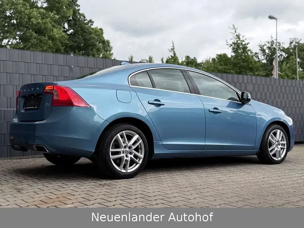 Gebraucht Volvo S60 Summum 181 PS (133 kW) 2015 Blau Limousine