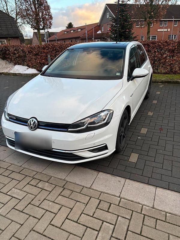 Weiß Gebraucht 2019 VW Golf VII Limousine | 15.900 € (Fairer Preis) - Bild 1/4