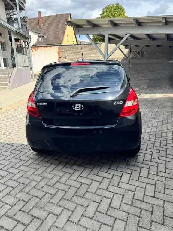 Gebraucht Hyundai i20 Edition 86 PS (63 kW) 2012 Schwarz Kleinwagen