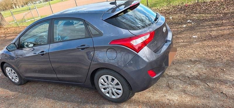 Gebraucht Hyundai i30 101 PS (74 kW) 2015 Grau Kleinwagen