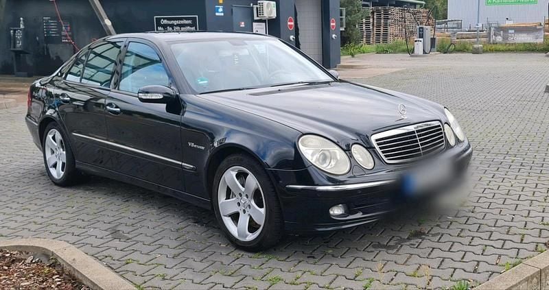 Usado Mercedes E420 314 HP (230 kW) 2006 Preto Sedan