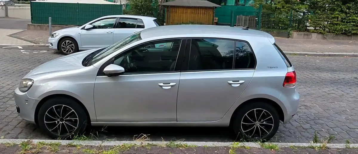 Gebraucht VW Golf VI Team 105 PS (77 kW) 2011 Silber Kleinwagen