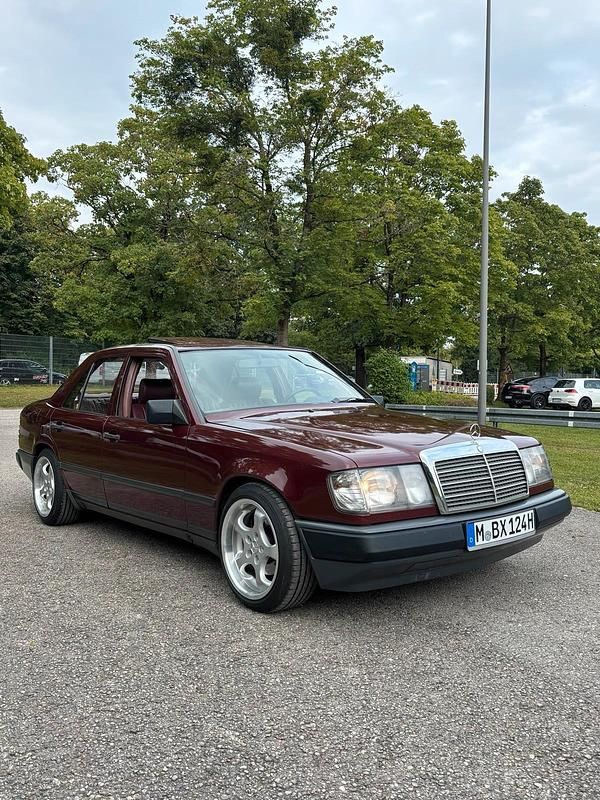 Rot Gebraucht 1986 Mercedes E260 Limousine | 6.540 € - Bild 1/4