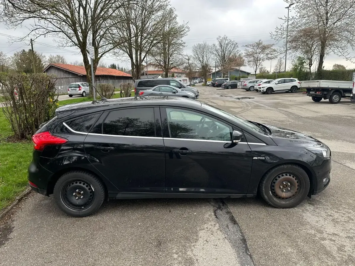 Usado Ford Focus Cool & Connect 150 CV (110 kW) 2017 Negro Berlina