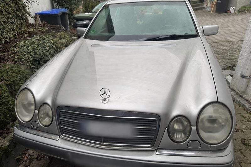Silber Gebraucht 1997 Mercedes E200 Elegance Limousine | 1.500 € (Superpreis) - Bild 1/4