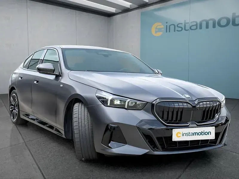 Gebraucht BMW 540 303 PS (222 kW) 2025 Grau Limousine