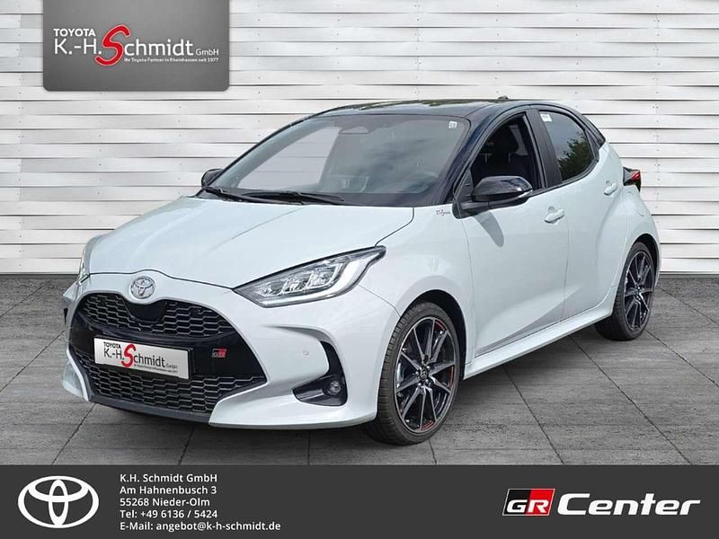 Ash grey metallic (1k6)/ black Gebraucht 2024 Toyota Yaris Hybrid Sport Limousine | 32.990 € (Teuer) - Bild 1/4