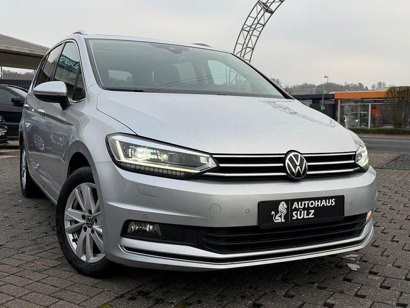 Silber Gebraucht 2021 VW Touran Highline Van / Kleinbus | 31.999 € (Fairer Preis) - Bild 1/4