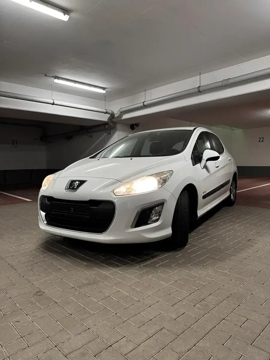 Gebraucht Peugeot 308 112 PS (82 kW) 2011 Weiß Limousine