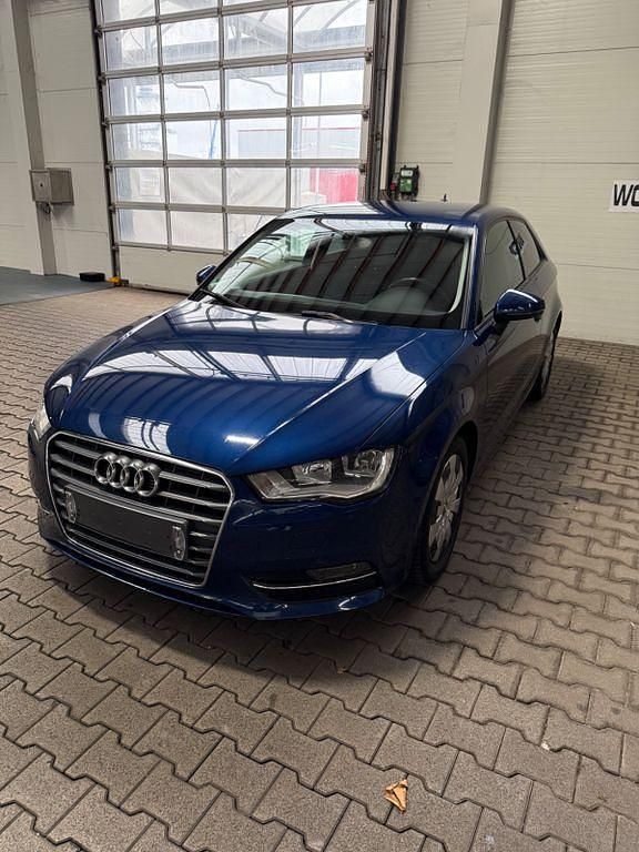 Blau Gebraucht 2015 Audi A3 Ambition Limousine | 9.490 € (Superpreis) - Bild 1/4