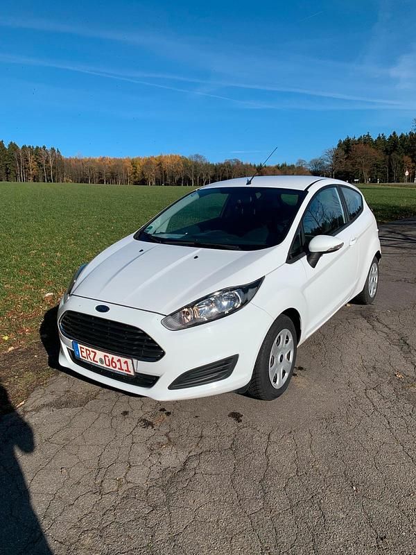 Weiß Gebraucht 2015 Ford Fiesta Kleinwagen | 4.499 € (Fairer Preis) - Bild 1/4