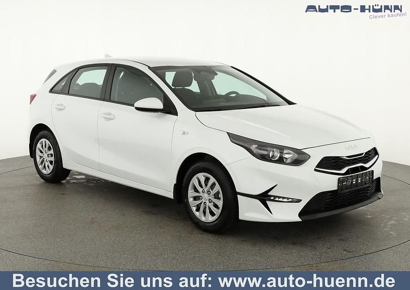 Deluxeweiß metallic Neu 2025 Kia Ceed Limousine | 23.995 € (Guter Preis) - Bild 1/4